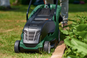 Bosch UniversalRotak 580 Çim Biçme Makinesi